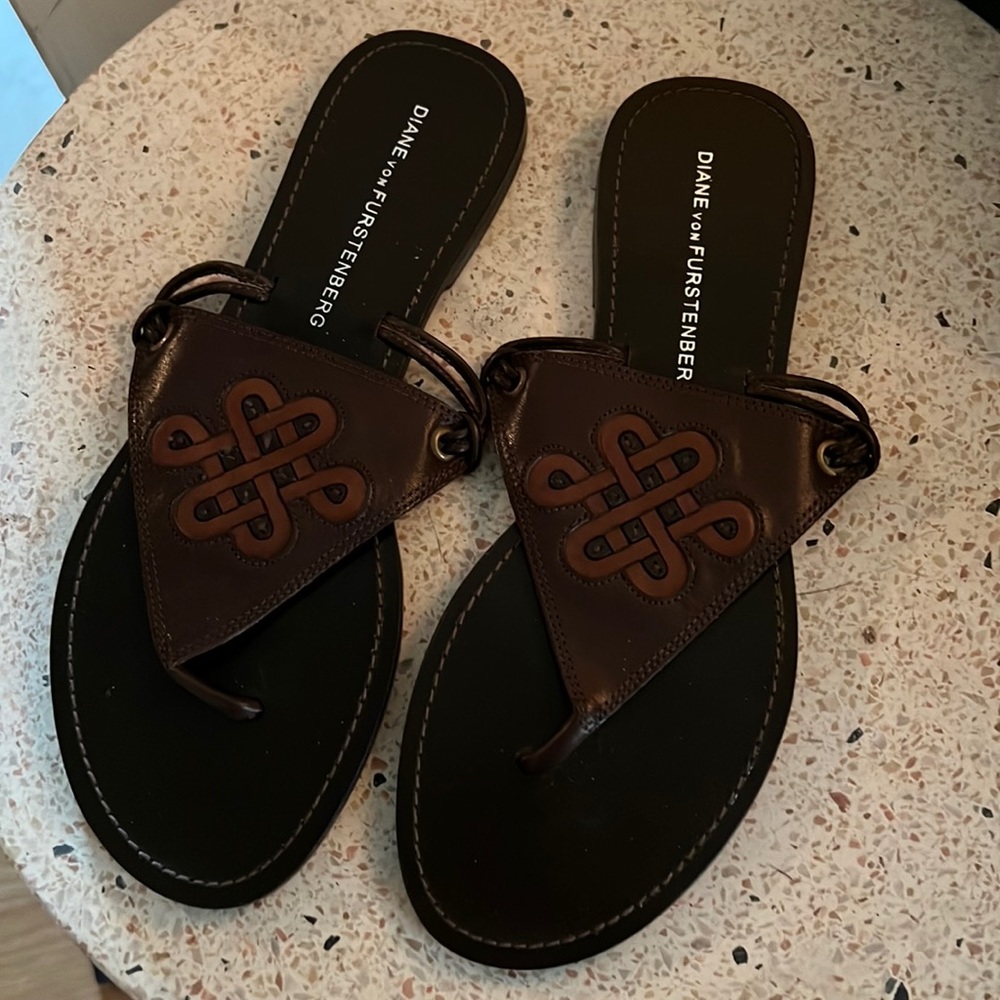 Diane Von Furstenberg brown leather flat sandal NWT